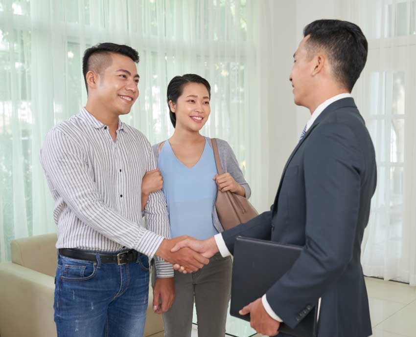 mostrando inmuebles en una tablet